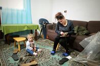 Re: – Abends klebt Emirjeta Uka in Heimarbeit italienische Schuhe zusammen.