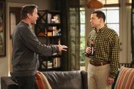 Two and a Half Men – Naiver kann man nicht sein: Larry (D. B. Sweeney, l.) bittet doch tatsächlich Alan (Jon Cryer, r.), Trauzeuge bei seiner Hochzeit mit Lyndsey zu sein ...