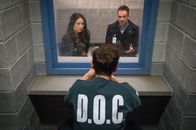 Elementary – Ausgerechnet ein Mitglied der anonymen Hackertruppe, mit der sie zusammenarbeiten, wurde ermordet. Werden Holmes (Jonny Lee Miller, r.) und Watson (Lucy Liu, l.) den Mörder finden?