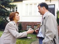 In aller Freundschaft – MDR Fernsehen IN ALLER FREUNDSCHAFT FOLGE 186, "ARD/MDR - IN ALLER FREUNDSCHAFT, Fernsehserie 2003, Folge 186: Gebrochenes Schwingen, Regie Peter Wekwerth Uhr. Pia Heilmann (Hendrikje Fitz, links) zeigt mit voller Begeisterung Roland (Thomas R¸hmann) ihr Traumhaus. Doch eigentlich hat er schon ganz andere Investionspläne!