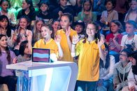 1, 2 oder 3 – Das gelbe Rateteam aus Lochau/Österreich freut sich über die richtige Antwort auf eine von Eltons Quizfragen.