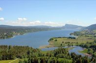 Wilde Schweiz – Der Lac de Joux liegt im Hochtal Vallée de Joux und ist der größte See im Jura-Gebirge.