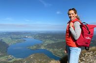 Wunderschön! – Moderatorin Tamina Kallert auf dem Schafberg mit Blick auf den Mondsee.