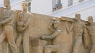 Kunst - Ob du willst oder nicht – Kunst am Gemeindebau: Siegfried Charoux "Fries der Arbeit", Zürcher Hof.