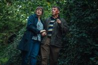 neoriginal: Generation Z – Steffs Eltern Wendy (Sophie Stone) und Terry (Chris Reilly) versuchen, sich in Sicherheit zu bringen.