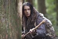Alpha – Keda (Kodi Smit-McPhee) muss sich auf der Jagd bewähren, ehe er mit den Männern seines Stammes losziehen kann.