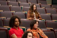 Fitting In – So richtig wohl fühlt sich Lindy (Maddie Ziegler) bei einer LGBQ-Infoveranstaltung nicht. (Komparsen im Bild)