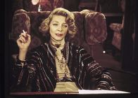 Mord im Orientexpress – Die redselige, reiche Witwe Mrs. Hubbard (Lauren Bacall ) zeigt sich wenig schockiert von dem Mordfall. Was wusste sie über das Opfer?