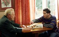 Malcolm mittendrin – Bei seinem neuen Job im Altenheim verkuppelt Reese (Justin Berfield, li.) zwei Pensionisten.