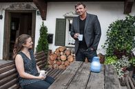 Der Bergdoktor – Lilli Gruber (Ronja Forcher) spürt, dass ihren Vater Martin (Hans Sigl) die Sache mit Rike beschäftigt.