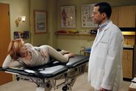 Two and a Half Men – Alan (Jon Cryer, r.) hat so wenig Geld, dass er sich kaum den neuen Friseur seines Sohnes Jake leisten kann. Er behandelt Priscilla (Frances Fisher, l.), eine neue Patientin in seiner Praxis gegen ihre Rückenverspannungen, doch ihre Verspannungen liegen an ganz anderer Stelle ...