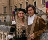 Die weiße Schlange – Frida Lovisa Hamann (Prinzessin Leonora) und Tim Oliver Schultz (Endres).