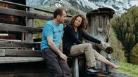 Die Bergretter – Gemeinsam mit Benno Rahner (Philipp Rafferty) sucht Silvia Leitner (Regula Grauwiller) nach der verloren gegangenen Urne ihres verstorbenen Mannes.