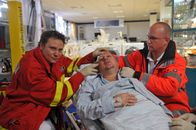 Notruf Hafenkante – Notarzt Dr. Haase (Fabian Harloff, l.) und ein Sanitäter (Komparse, r.) versorgen den verletzten Hi-Fi-Geschäftsbesitzer Olaf Scholze (Holger Kunkel, liegend) noch direkt vor Ort.