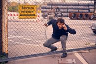 Heldt – Nach einem Hinweis untersucht Heldt (Kai Schumann) ein verlassenes Industriegelände und hört ein verdächtiges Geräusch.