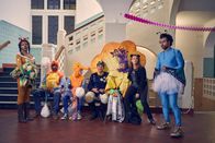 Andere Eltern – Nach und nach kommen die verkleideten Eltern im Krankenhaus an, um Beistand bei der Geburt zu leisten.