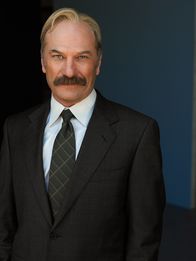 Monk – (3. Staffel) - Captain Leland Stottlemeyer (Ted Levine) ist Monks früherer Vorgesetzter, der oft an dessen Marotten verzweifelt, ihn aber auch als Freund betrachtet.
