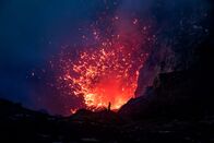Ein perfekter Planet – In der Geschichte der Erde haben mehrmals Vulkane für zu hohe CO2-Konzentrationen in der Atmosphäre gesorgt. Die Folge waren diverse Massensterben. Heute ist es der Mensch, der den Kohlenstoffhaushalt unserer Erde aus dem Gleichgewicht zu bringen droht.