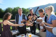 Neue Folgen - Staffel 4: Watzmann ermittelt – Von links: Maria Beissl (Kathrin von Steinburg), Benedikt Beissl (Andreas Giebel), Jason Gribb (Jim Delbridge), Elisabeth Beissl (Barbara Weinzierl) und Eva Beissl (Leonie Brill) feiern Elisabeths Geburtstag.