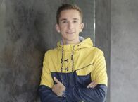 pur+ – Eric Mayer, der "Stuntman des Wissens", taucht, springt, klettert und wenn es sein muss, aber wirklich nur dann, ja, dann singt er auch. So kombiniert er für "pur+" Wissen und Erleben auf einzigartige Weise. Wer "pur+" schaut, der weiß, wie sich Fakten anfühlen.