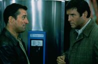 Midnight Run - Fünf Tage bis Mitternacht – Haben eine wilde Schar Verfolger - Mafiosi, FBI-Agenten und Kopfgeldjäger: Walsh (Robert De Niro, l.) und Duke (Charles Grodin, r.) ...
