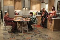 Two and a Half Men – Während Alan (Jon Cryer, l.) Jenny (Amber Tamblyn, 2.v.r.) Ratschläge für ihre Beziehung mit Brooke (Aly Michalka, r.) gibt, trifft Walden (Ashton Kutcher, 2.v.l.) auf eine attraktive Frau, die einmal für ihn gearbeitet hat ...