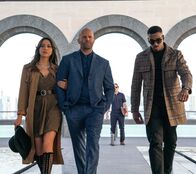 Operation Fortune – Sarah Fidel (Aubrey Plaza, l.), Orson Fortune (Jason Statham, 2.v.l.) und JJ Davies (Bugzy Malone, r.) haben als Team überzeugt. In Doha bekommen sie von Nathan Jasmine (Cary Elwes, 2.v.r.) den nächsten Auftrag.