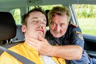 SOKO Kitzbühel – Die Ermittlungen werden durch einen Autounfall von Kroisleitner (Ferry Öllinger, r.) und seinem Sohn Tobias (Felix Kreutzer, l.) erschüttert, der noch schwere Folgen nach sich ziehen wird. Kroisi scheint nur ein paar Blessuren zu haben, doch Tobias hat es schlimmer getroffen.