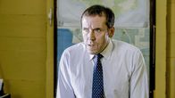 Death in Paradise – DI Richard Poole (Ben Miller) steht bei dem Mord an dem jungen Meteorologen Leo Downs vor einem Rätsel. Welches Geheimnis hatte er? Und wo sind alle seine Arbeiten hin, die er verfasst hat?