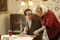 Monk – Monk (Tony Shalhoub) hat seiner liebenswerten älteren Nachbarin Marge (Gena Rowlands) einen Gefallen getan und wird zum Dank von ihr in liebenswürdigster Weise bemuttert - was ihm offensichtlich behagt. Bis er glaubt, dass es bei seiner neuen Freundschaft einen Haken geben könnte...