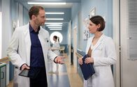 In aller Freundschaft – Dr. Kai Hoffmann (Julian Weigend) versucht, sich aus der entstehenden Freundschaft seiner Freundin Dr. Maria Weber (Annett Renneberg) und seiner Ex-Frau Dr. Ina Schulte herauszuhalten. Doch immer gelingt ihm das nicht.