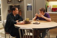 Two and a Half Men – Jake (Angus T. Jones, r.) und Eldridge sind davon überzeugt, dass sie Zwillinge werden, sollten Alan (Jon Cryer, l.) und Lyndsey heiraten ...
