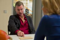 Danni Lowinski – Pit (Dirk Borchardt, l.) lässt nicht locker, er hofft noch immer, Danni (Annette Frier, r.) von sich zu überzeugen. Doch wird er Erfolg haben?