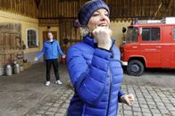 Sturm der Liebe – Natascha (Melanie Wiegmann, v.) möchte für den Werbespot-Dreh abnehmen und Michael (Erich Altenkopf, h.) hat versprochen mitzumachen.