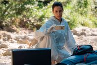 Watzmann ermittelt – Der Profi-Paraglider Mike Bischoff ist in den Tod gestürzt. War es kein Unfall? Die ersten Erkenntnisse von Pathologin Sonja Bitterling (Genoveva Mayer) am Tatort bestätigen zunehmend diese These.