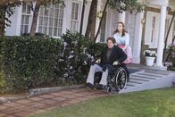 Desperate Housewives – Bree (Marcia Cross, r.) greift zu drastischen Mitteln, um Orson (Kyle MacLachlan, l.) zur Vernunft zu bringen ...