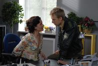 Die Rosenheim-Cops – Frau Stockl (Marisa Burger, l.) weiht Michi Mohr (Max Müller, r.) in ihre Vermutung ein, dass doch etwas dran ist an dem Gerede über die hübsche Controllerin und Kommissar Lind.