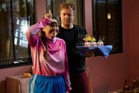 neoriginal: Pumpen – Liebeskummer!? Davon ist Mia (Lotte Becker) nichts anzumerken.