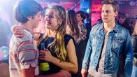 Der Lehrer – Tobi (Timmi Trinks, r.) versucht die betrunkene Emma (Zsa Zsa Inci Bürkle) zur Vernunft zu bringen. Die knutscht aber erstmal mit Ole (Matti Schmidt-Schaller).