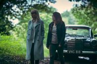 Requiem – Matilda Gray (Lydia Wilson, l.) und Laura (Anastasia Hille)