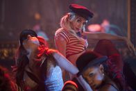 Burlesque – Das Burlesque-Tanzen ist ihr Element: Natalie (Dianna Agron, M.), Coco (Chelsea Traille, r.) und Scarlett (Tanee McCall, l.) ...