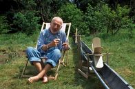 Löwenzahn Classics – Ein heißer Sommer in Bärstadt. Beim Umleiten des Bärbachs in seinen Garten, entdeckt Peter die Wasserkraft und wie man diese nutzen kann.