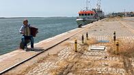 Eisenbahn-Romantik – An der Mole in Vila Real de Santo António filmen wir einen Musiker, der das Akkordeon, das traditionelle Instrument der Algarve beherrscht.