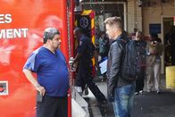 Code Black – Während Sallander (Luis Guzmán, l.) und Willis (Rob Lowe, r.) Opfer einer Schlammlawine behandeln, bangt Mario um das Leben seines alkoholkranken Vaters ...