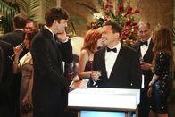 Two and a Half Men – Alan (Jon Cryer, r.) will unbedingt ein Date mit Lynda Carter, als er herausfindet, dass Walden (Ashton Kutcher, l.) sie kennt. Doch wird Walden ihm dabei behilflich sein?; Alan (Jon Cryer, r.) will unbedingt ein Date mit Lynda Carter, als er herausfindet, dass Walden (Ashton Kutcher, l.) sie kennt. Doch wird Walden ihm dabei behilflich sein?