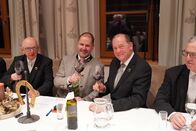 Hoagascht – Ehemaliger Kommissär Walter Salmer (links), amtierender Kommissär Christian Bernhofer (mitte) und ehemaliger Kommissär Max Kandolf (rechts) beim Andingen, während ServusTV's "Hoagascht AT Vereinigte zu Tamsweg" in Tamsweg, Salzburg, Österreich am 01.01.2023.während ServusTV's "Hoagascht AT Vereinigte zu Tamsweg" in Tamsweg, Salzburg, Österreich am 01.01.2023.