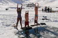 Re: – Abhärtungstraining von Théo Curin (Mi.), Malia Metella (li.) und Matthieu Witvoet (re.) am Lac de Tignes