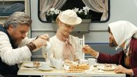 Nur ein Tag – Eine Eintagsfliege hat nur einmal Geburtstag. Wildschwein (Aljoscha Stadelmann), die fröhliche Eintagsfliege (Karoline Schuch) und Fuchs (Lars Rudolph) essen an einem Campingtisch.