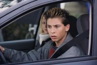 Malcolm mittendrin – Reese (Justin Berfield, r.) kann kaum glauben, was er da im Rückspiegel sieht. Jackie (Rheagan Wallace, l.) kann sich das Lachen nicht mehr verkneifen ...