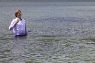 Death in Paradise – Humphrey (Kris Marshall) greift gern zu ungewöhnlichen Methoden.